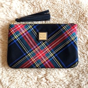 Gorgeous NWOT Dooney & Bourke Tartan Plaid Clutch 🖤💙❤️